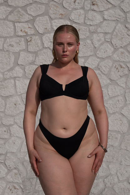 <b>For the tops:</b> Unser Model trägt Cup <b>B</b> </br> <b>For the bottoms:</b> Unser Model trägt Größe <b>XL </b> option_Onyx