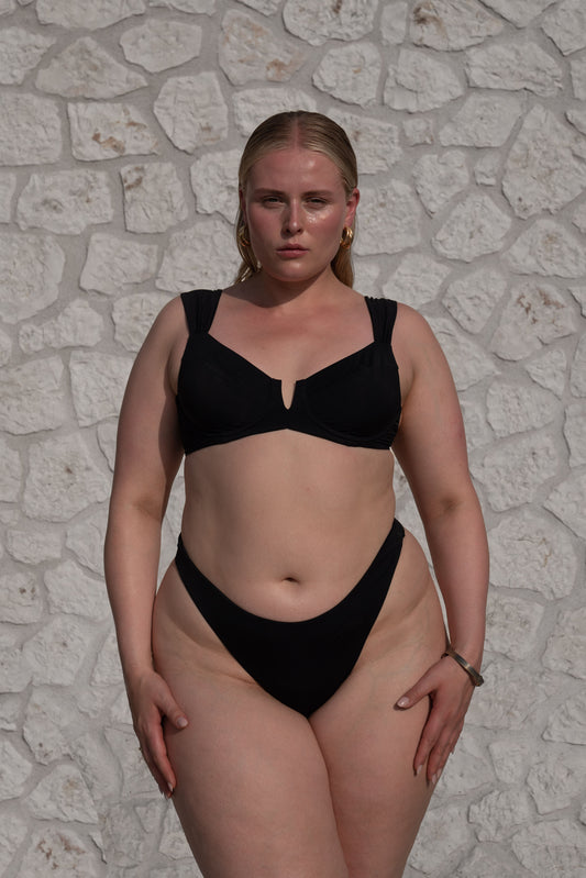 <b>For the tops:</b> Unser Model trägt Cup <b>B</b> </br> <b>For the bottoms:</b> Unser Model trägt Größe <b>XL </b> option_Onyx