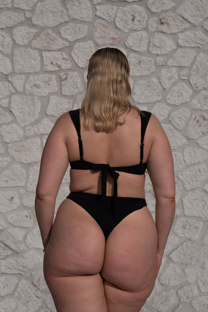 <b>For the tops:</b> Unser Model trägt Cup <b>B</b> </br> <b>For the bottoms:</b> Unser Model trägt Größe <b>XL </b> option_Onyx