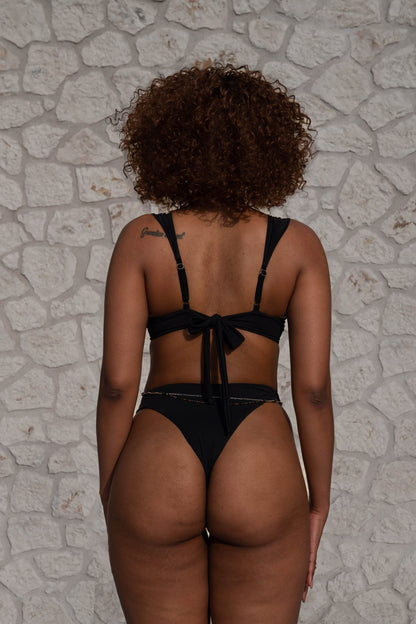 <b>For the tops:</b> Unser Model trägt Cup <b>B</b> </br> <b>For the bottoms:</b> Unser Model trägt Größe <b>L </b> option_Onyx