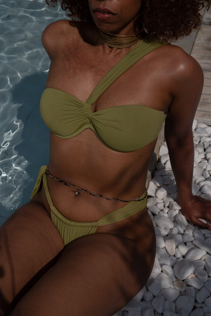 <b>For the tops:</b> Unser Model trägt Cup <b>B</b> option_Olive