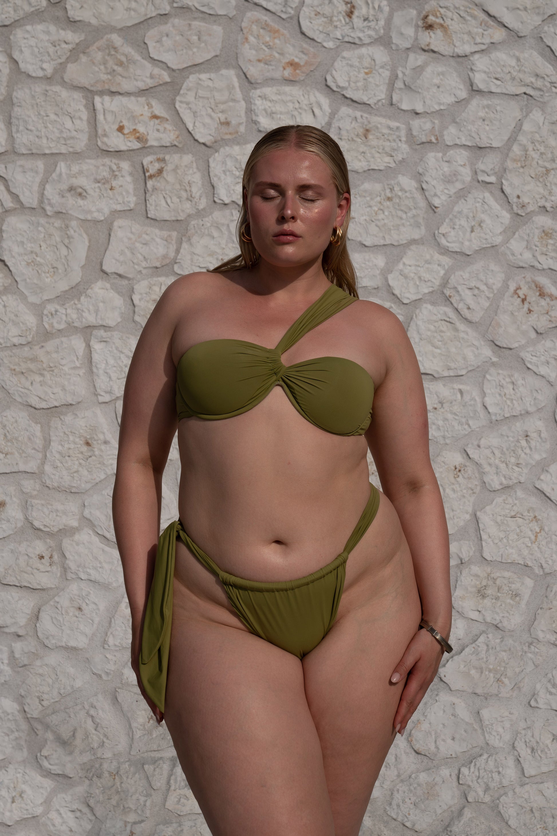 <b>For the tops:</b> Unser Model trägt Cup <b>B</b> </br> <b>For the bottoms :</b> Unser Model trägt Größe <b>XL </b> option_Olive