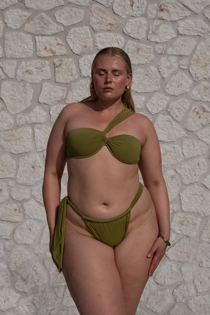 <b>For the tops:</b> Unser Model trägt Cup <b>B</b> </br> <b>For the bottoms :</b> Unser Model trägt Größe <b>XL </b> option_Olive