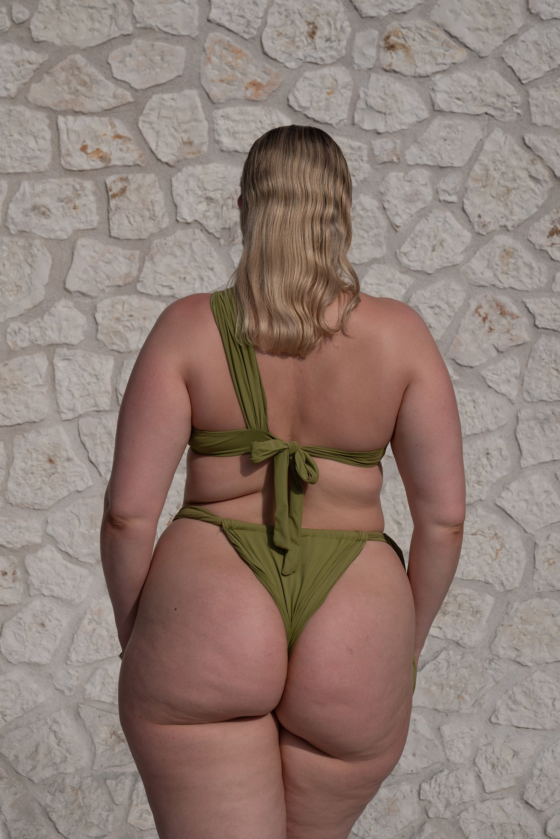 <b>For the tops:</b> Unser Model trägt Cup <b>B</b> </br> <b>For the bottoms:</b> Unser Model trägt Größe <b>XL </b> option_Olive