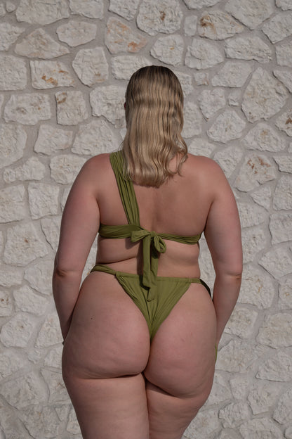 <b>For the tops:</b> Unser Model trägt Cup <b>B</b> </br> <b>For the bottoms:</b> Unser Model trägt Größe <b>XL </b> option_Olive